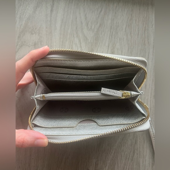 Tory Burch Metallic Silver Wristlet / Wallet with Gold Hardwire - Picture 9 of 13